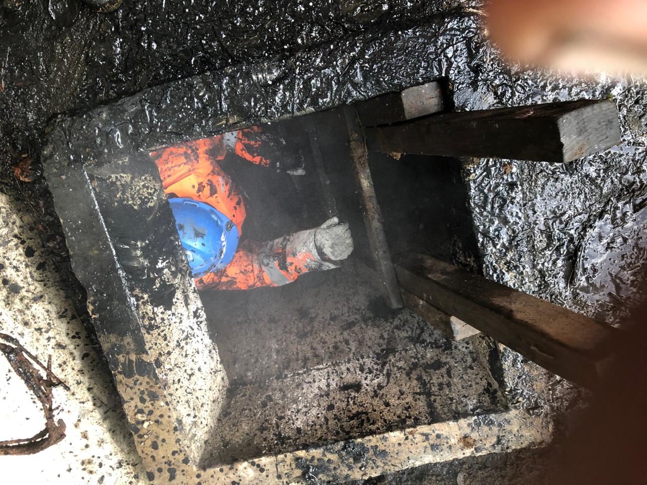 Imagen de una fosa septica siendo limpiada por tecnoriegogt